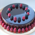 Торт без мастики в шоколадной глазури, украшен малиной и ежевикой. Код: ТБ-012