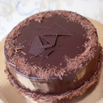 Торт без мастики в шоколадной глазури, украшен тертым шоколадом. Код: ТБ-014