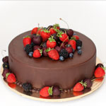 Торт без мастики, в шоколаде, со свежими ягодами. Код: ТБ-011