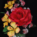 Сахарные цветы - алая роза, альстромерии и душистый горошек. Код: ЦС-001